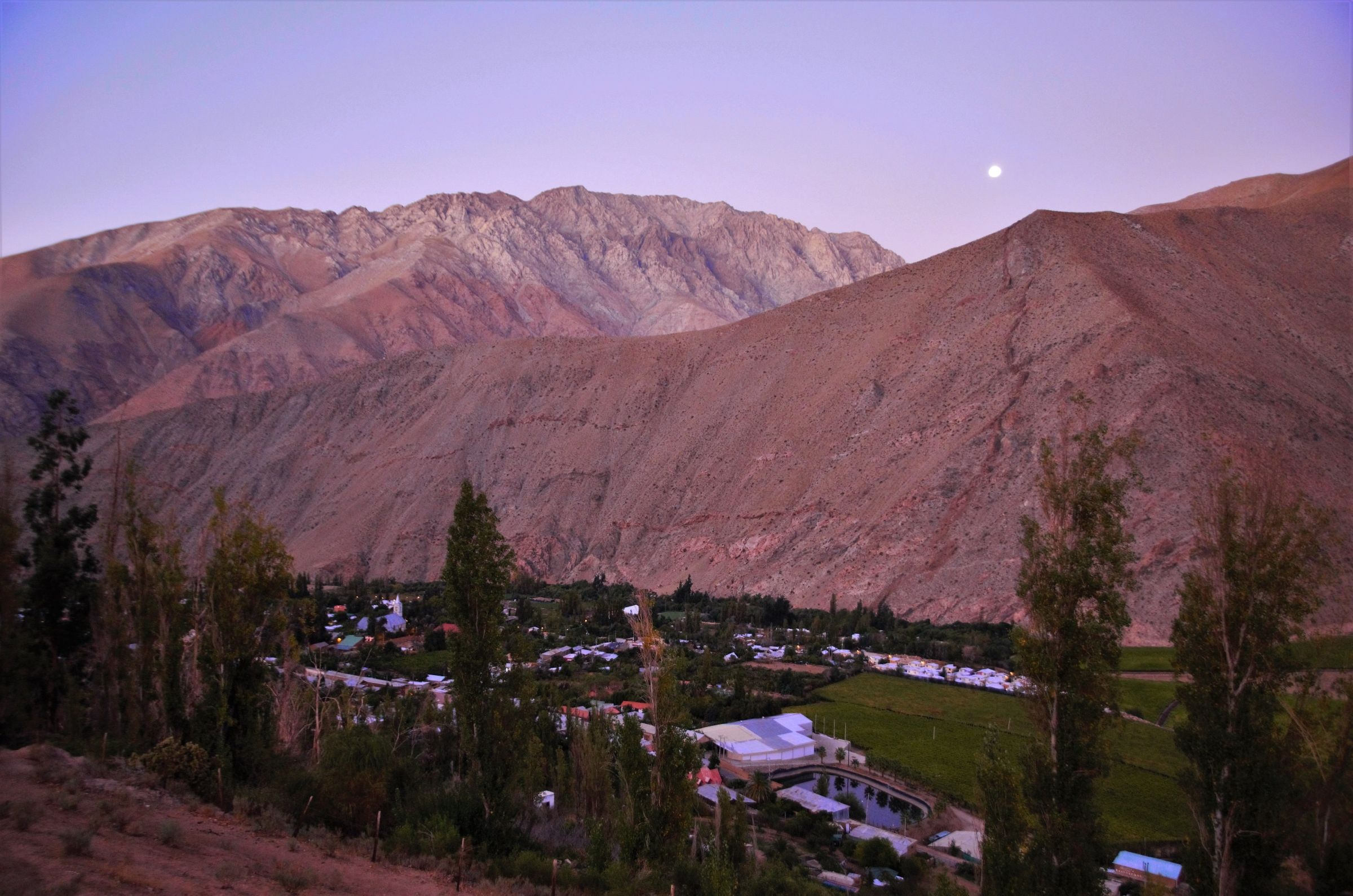 https://mdw-travel-data-us-east-1.s3.amazonaws.com/img/country/Chile/Pisco-Elqui/img_01.jpg