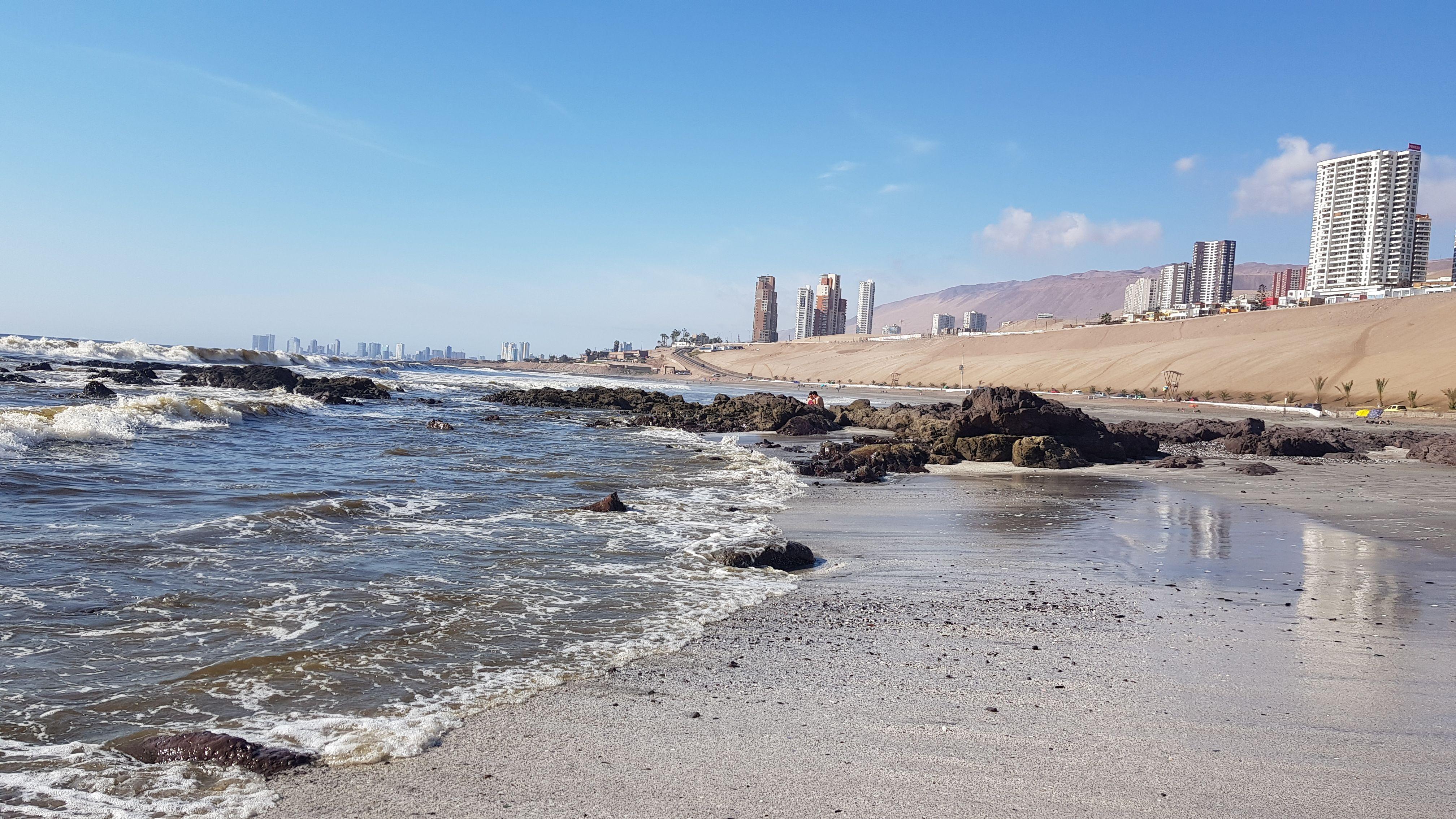 https://mdw-travel-data-us-east-1.s3.amazonaws.com/img/country/Chile/Playa-Huayquique/img_01.jpg