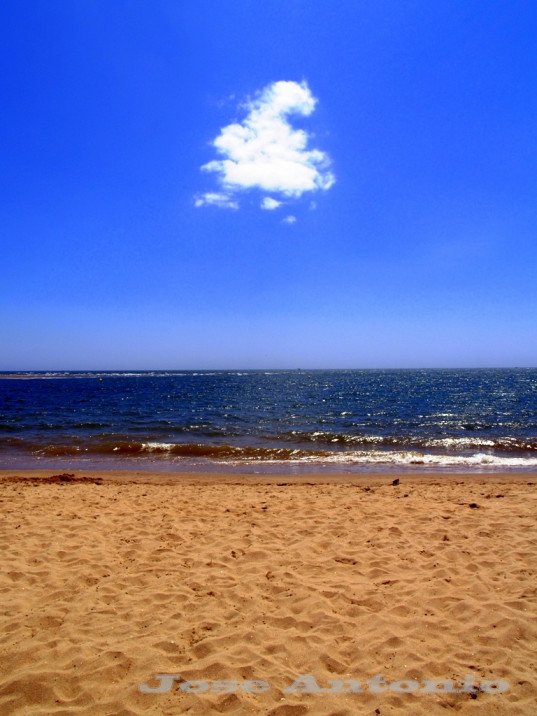 https://mdw-travel-data-us-east-1.s3.amazonaws.com/img/country/Chile/Playa-La-Bota/img_02.jpg