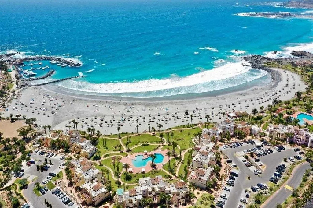 https://mdw-travel-data-us-east-1.s3.amazonaws.com/img/country/Chile/Playa-Las-Tacas/img_01.jpg