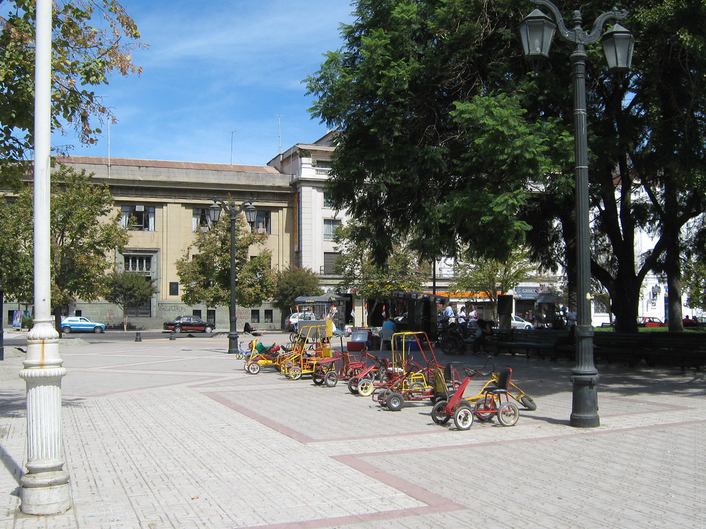 https://mdw-travel-data-us-east-1.s3.amazonaws.com/img/country/Chile/Plaza-de-Armas-de-Talca/img_02.jpg