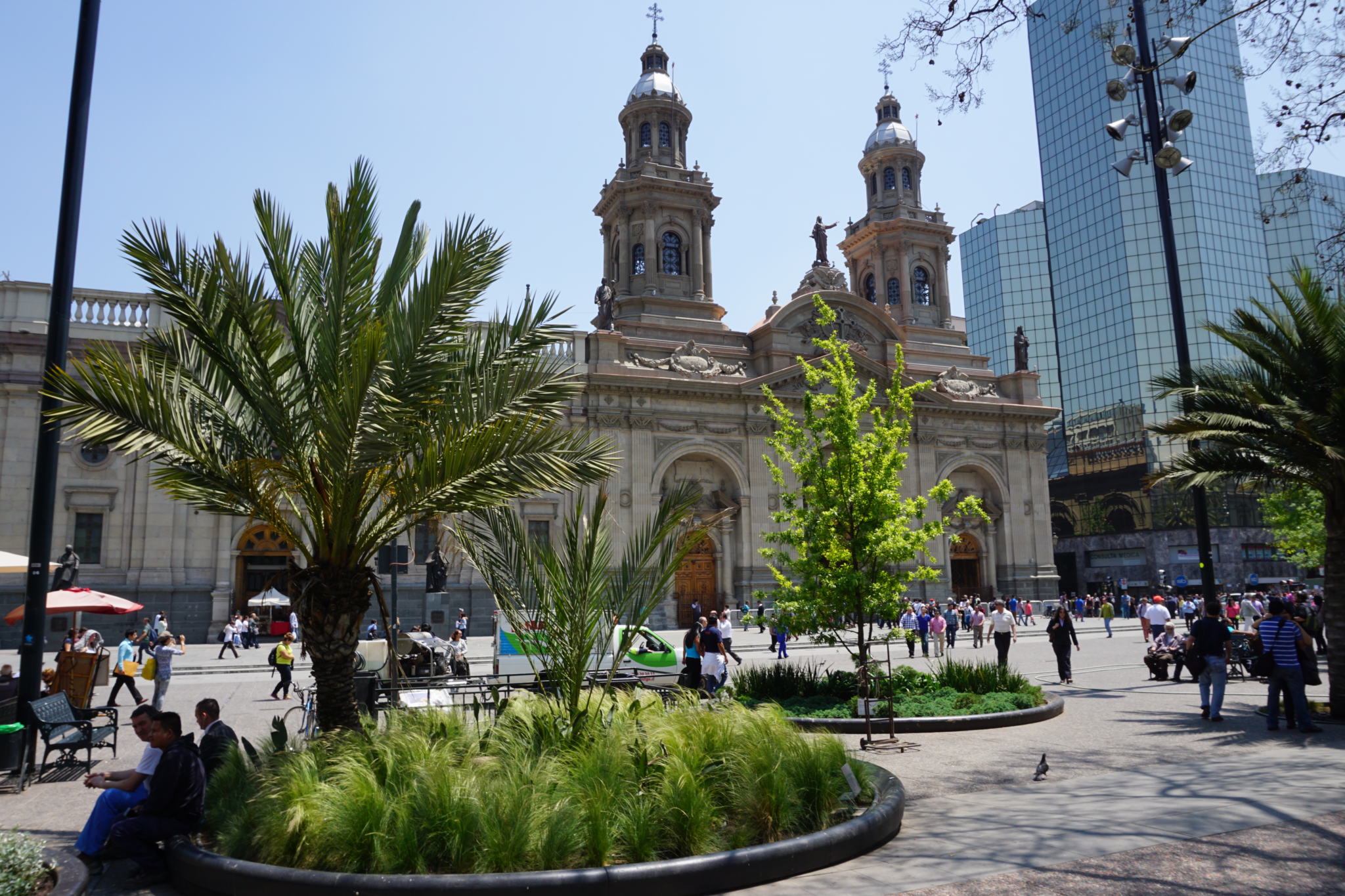 https://mdw-travel-data-us-east-1.s3.amazonaws.com/img/country/Chile/Plaza-de-Las-Americas/img_01.jpg