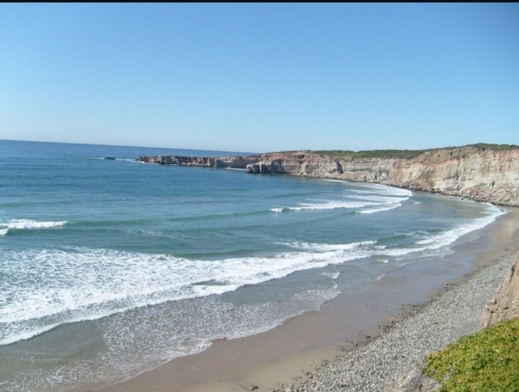 https://mdw-travel-data-us-east-1.s3.amazonaws.com/img/country/Chile/Puerta-del-Mar-Beach/img_02.jpg