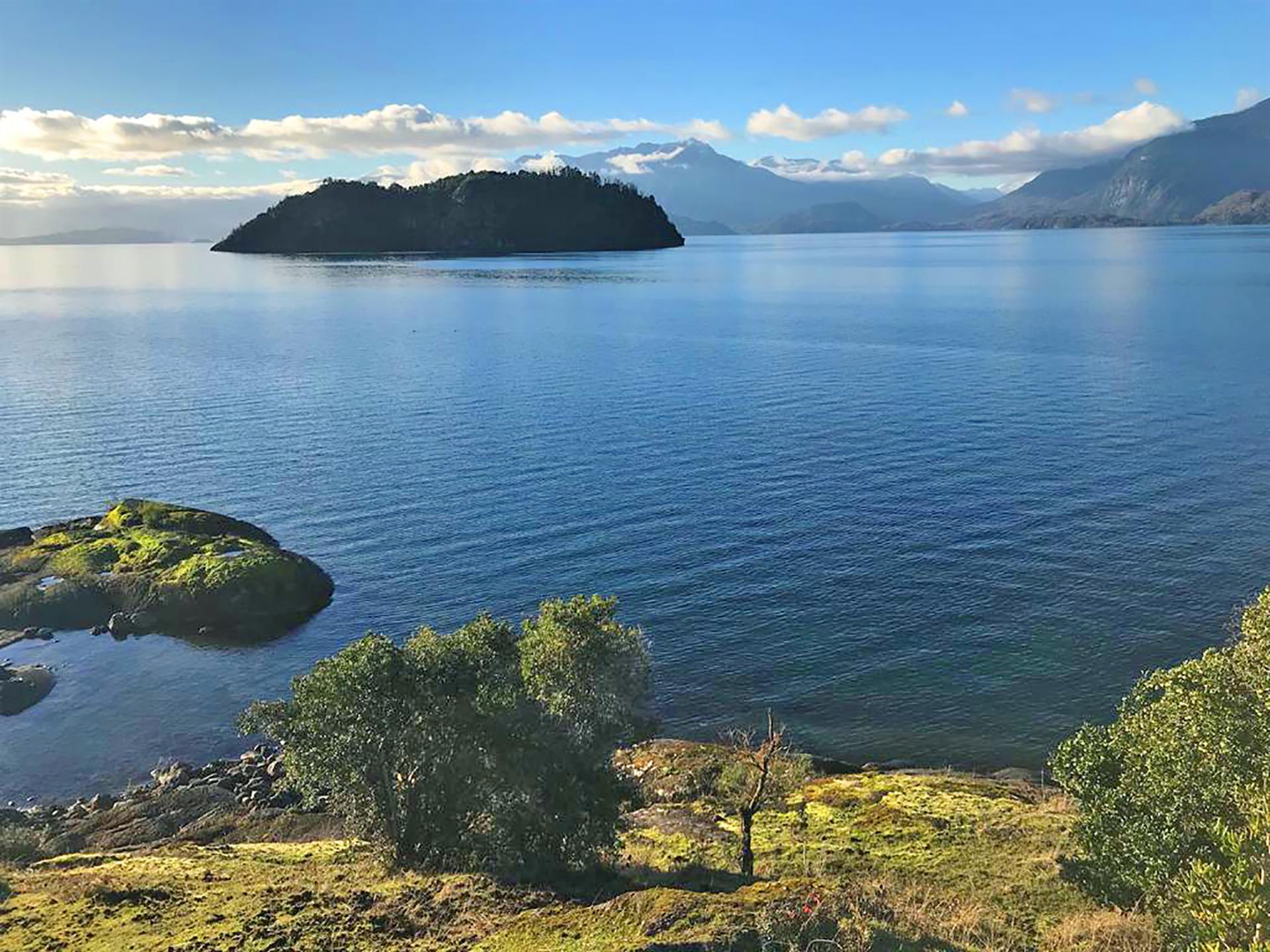 https://mdw-travel-data-us-east-1.s3.amazonaws.com/img/country/Chile/Ranco-Lake/img_00.jpg