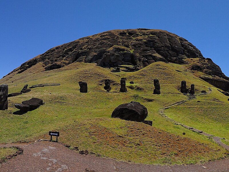 https://mdw-travel-data-us-east-1.s3.amazonaws.com/img/country/Chile/Rano-Raraku/img_02.jpg