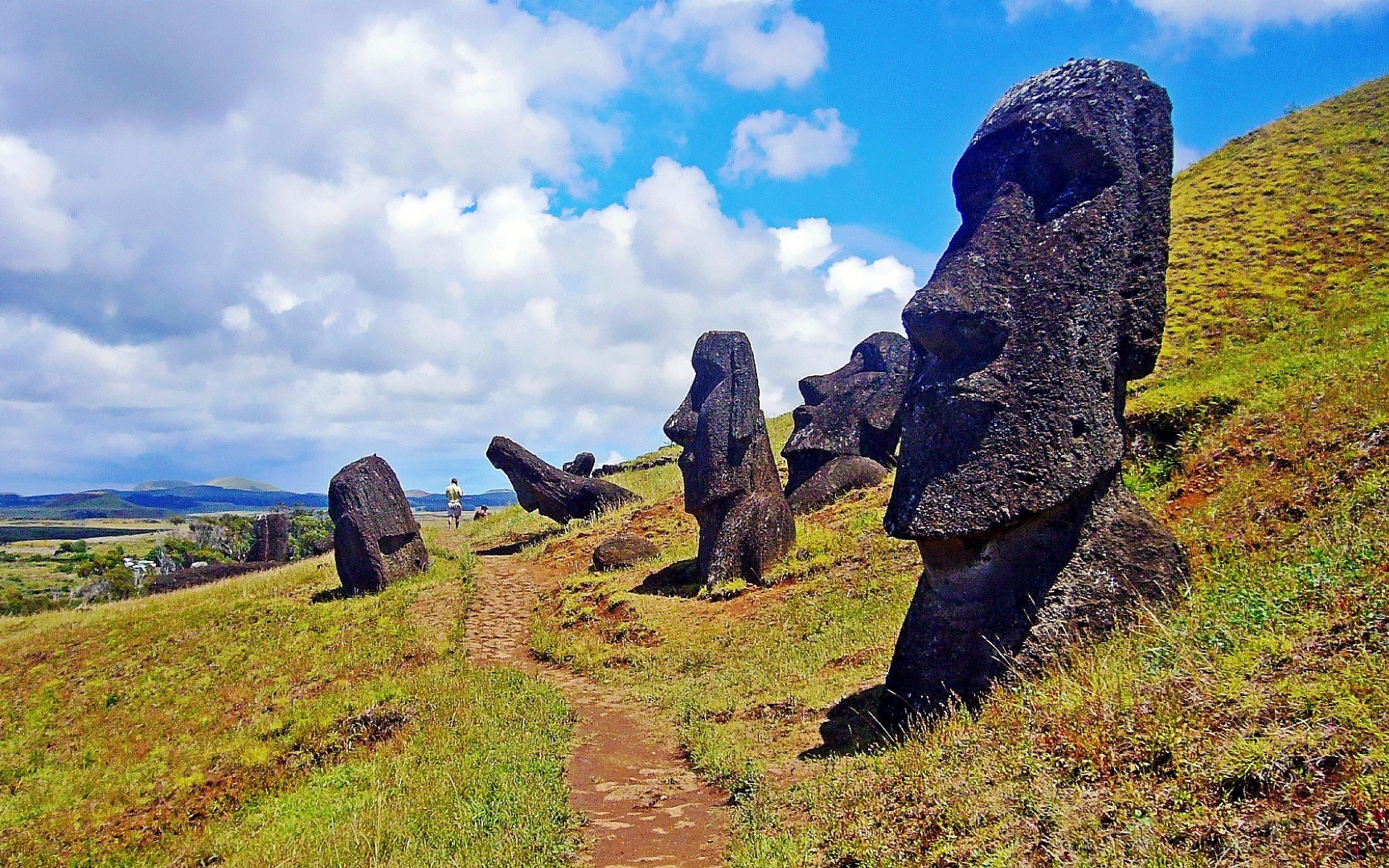 https://mdw-travel-data-us-east-1.s3.amazonaws.com/img/country/Chile/Rapa-Nui-National-Park/img_01.jpg