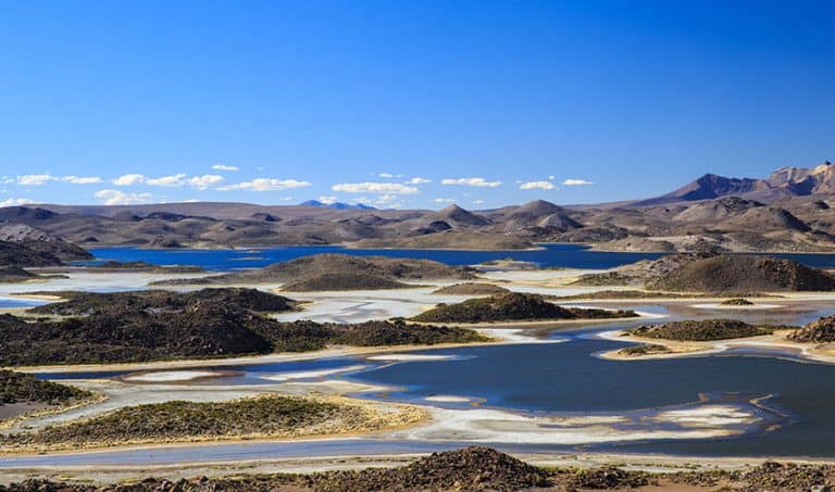 https://mdw-travel-data-us-east-1.s3.amazonaws.com/img/country/Chile/Refugio-de-Vida-Silvestre-Lagunas-de-Cotacotani/img_01.jpg