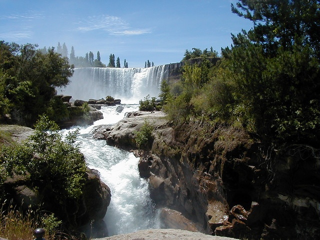 https://mdw-travel-data-us-east-1.s3.amazonaws.com/img/country/Chile/Salto-del-Laja/img_01.jpg