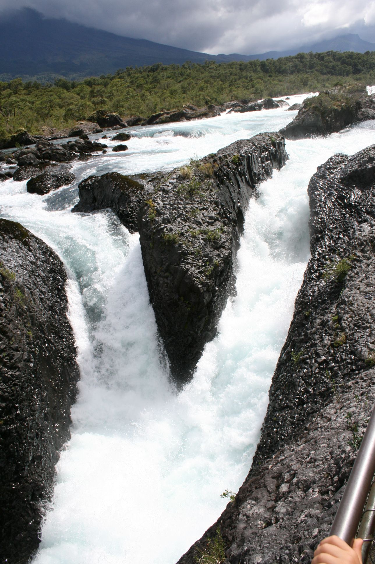 https://mdw-travel-data-us-east-1.s3.amazonaws.com/img/country/Chile/Saltos-de-Petrohue/img_02.jpg