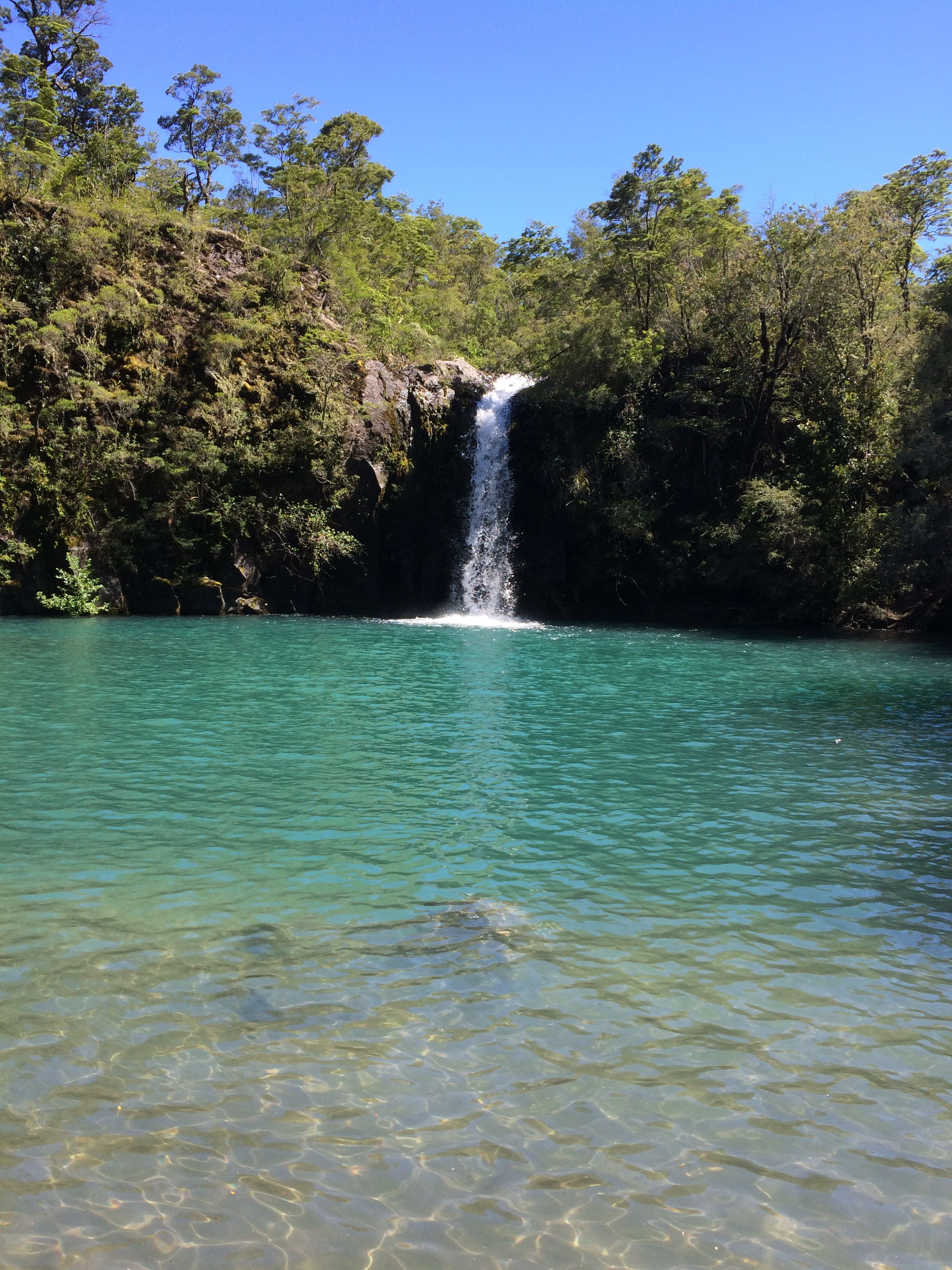 https://mdw-travel-data-us-east-1.s3.amazonaws.com/img/country/Chile/Saltos-del-Petrohue/img_02.jpg
