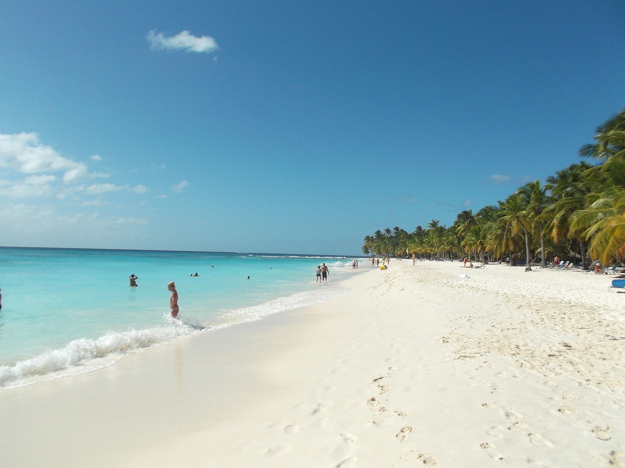 https://mdw-travel-data-us-east-1.s3.amazonaws.com/img/country/Chile/Santo-Domingo-Beach/img_02.jpg