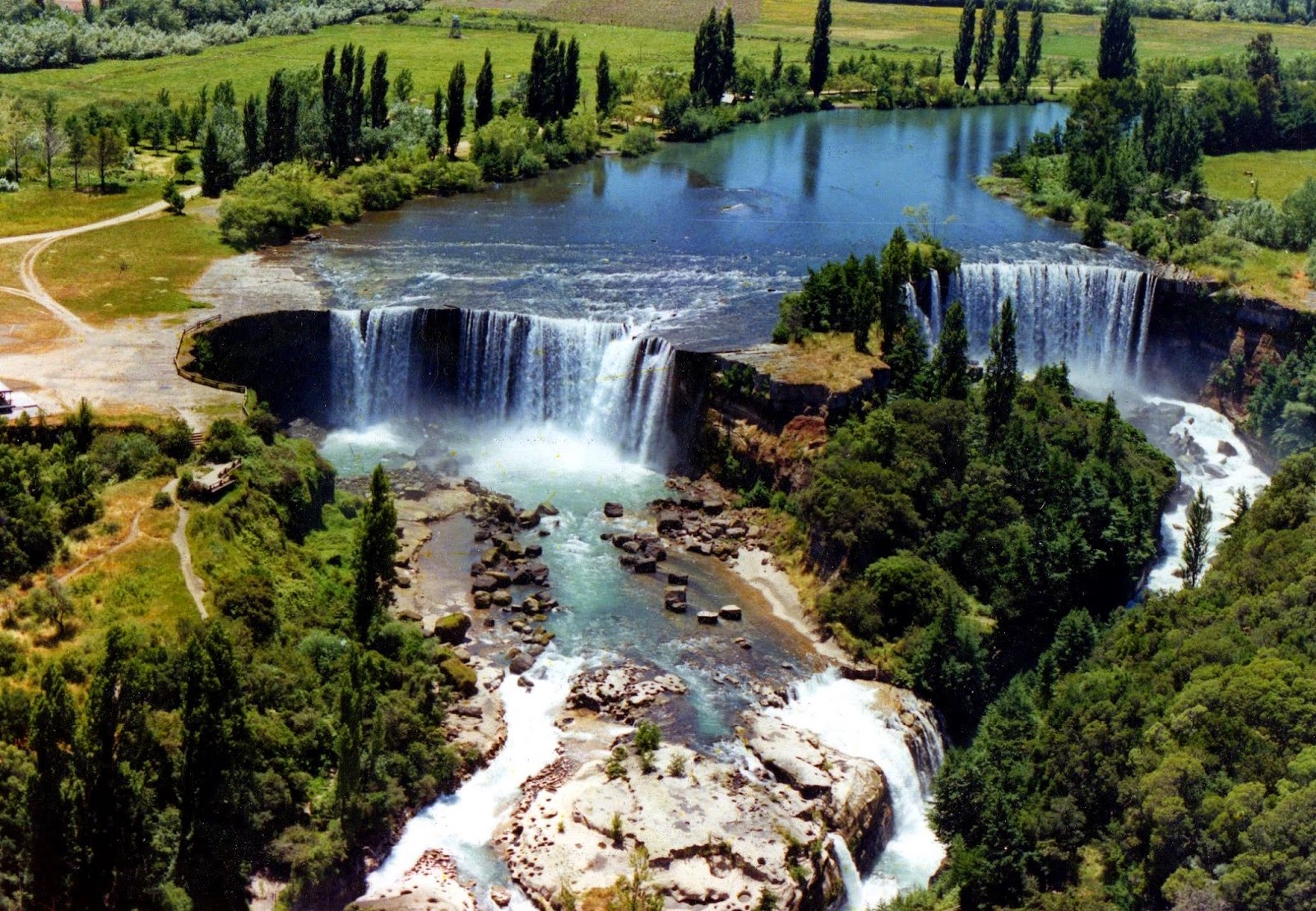 https://mdw-travel-data-us-east-1.s3.amazonaws.com/img/country/Chile/Santuario-Laguna-de-Laja/img_03.jpg