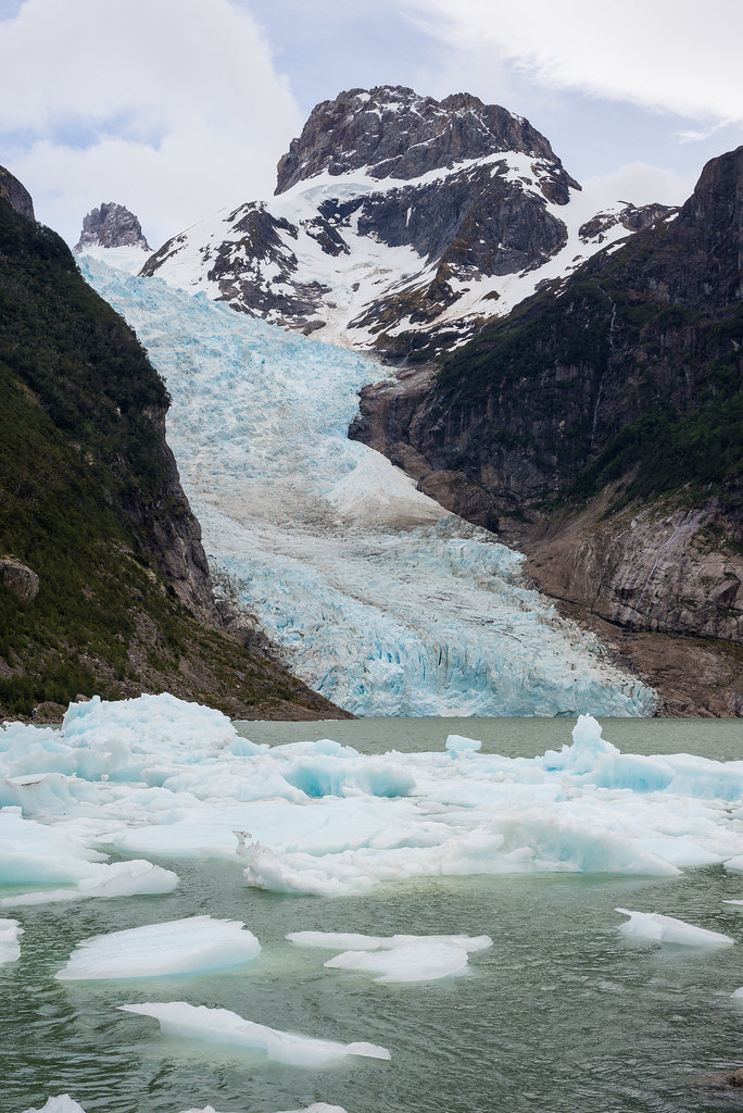 https://mdw-travel-data-us-east-1.s3.amazonaws.com/img/country/Chile/Serrano-Glacier/img_01.jpg