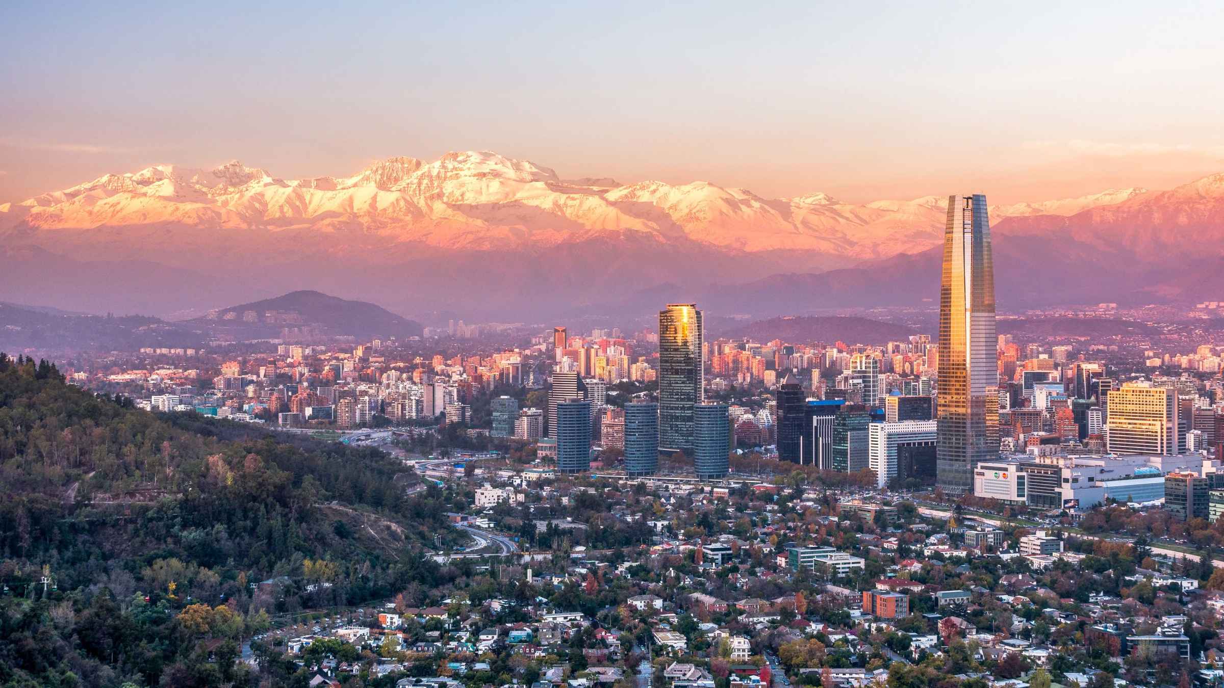 https://mdw-travel-data-us-east-1.s3.amazonaws.com/img/country/Chile/Sky-Costanera/img_02.jpg