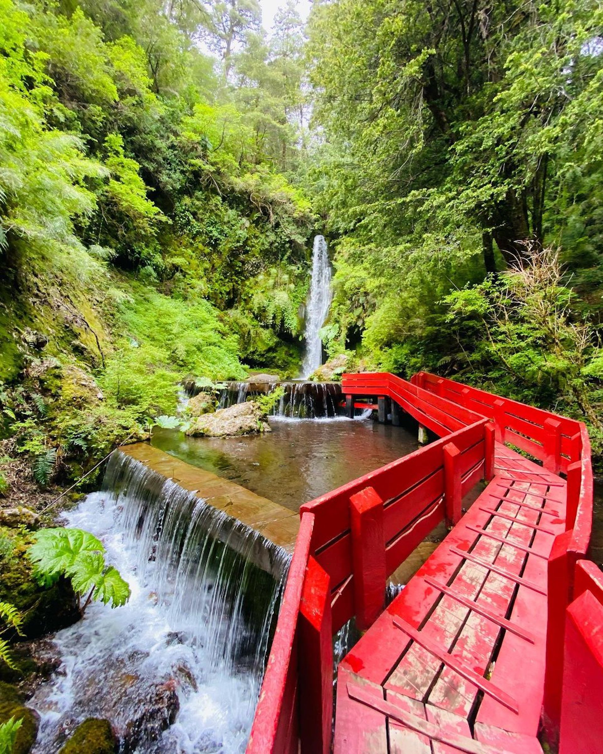 https://mdw-travel-data-us-east-1.s3.amazonaws.com/img/country/Chile/Termas-Geometricas/img_01.jpg