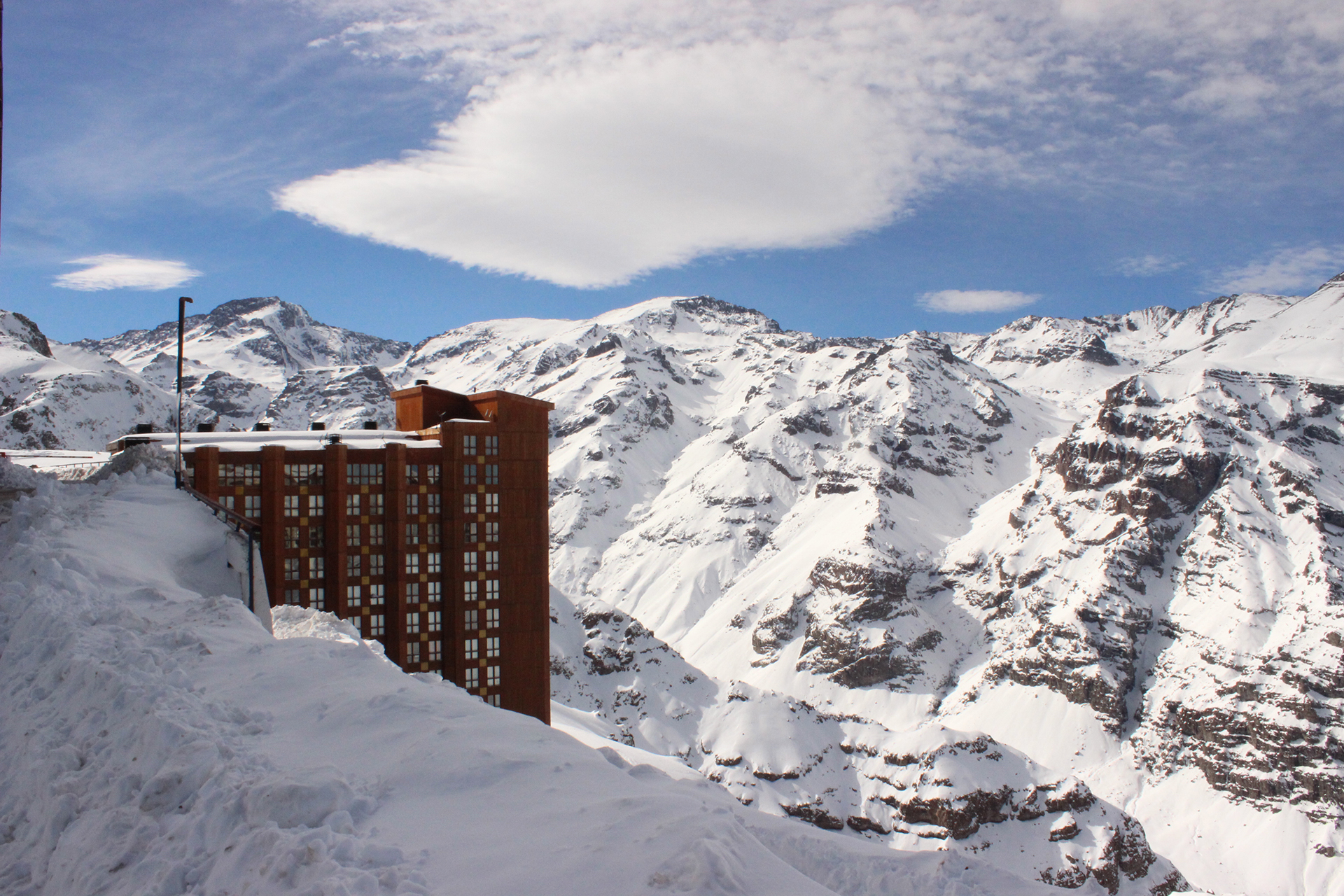 https://mdw-travel-data-us-east-1.s3.amazonaws.com/img/country/Chile/Valle-Nevado-Ski-Resort/img_02.jpg