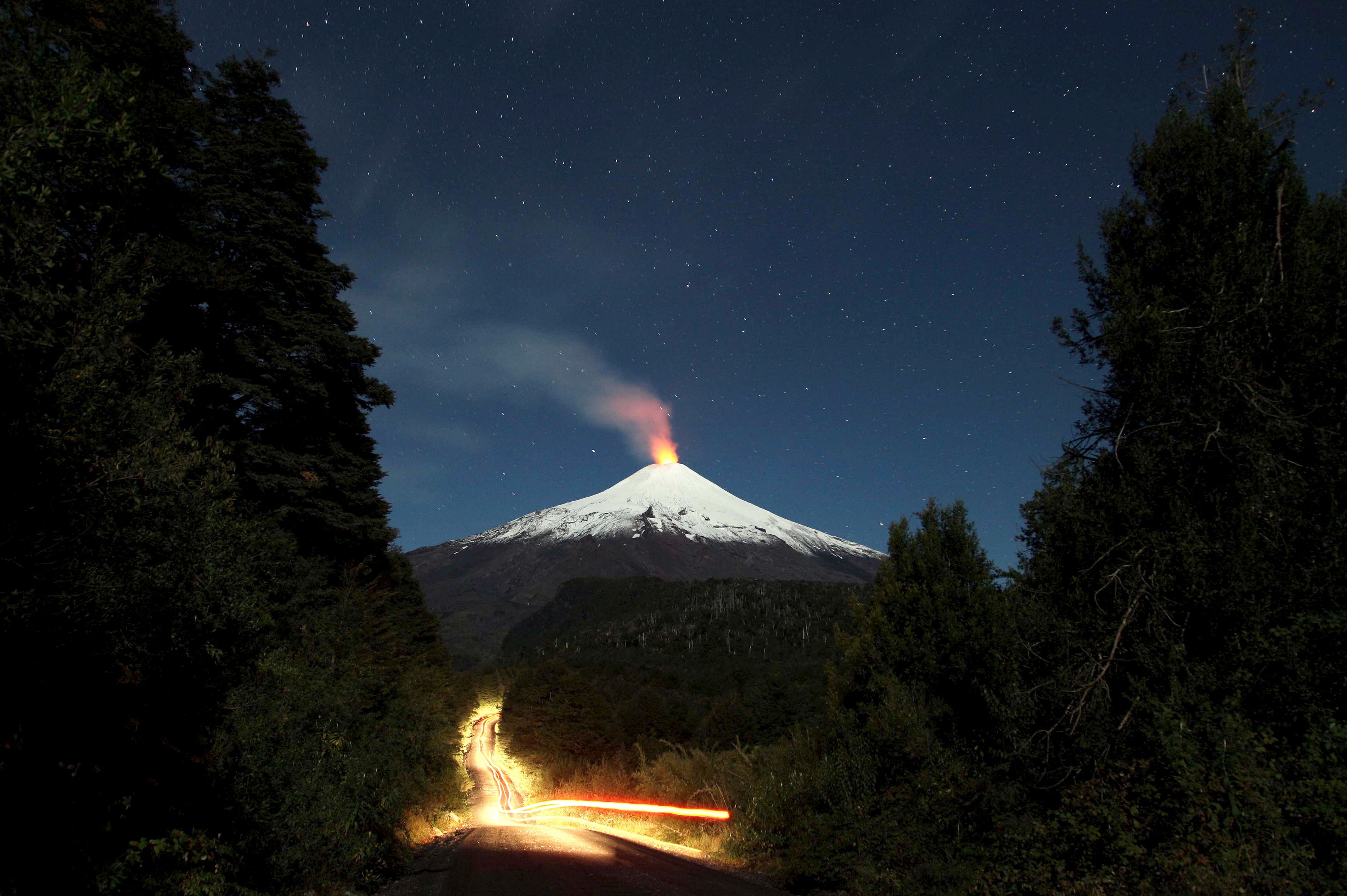 https://mdw-travel-data-us-east-1.s3.amazonaws.com/img/country/Chile/Villarrica-Volcano/img_02.jpg