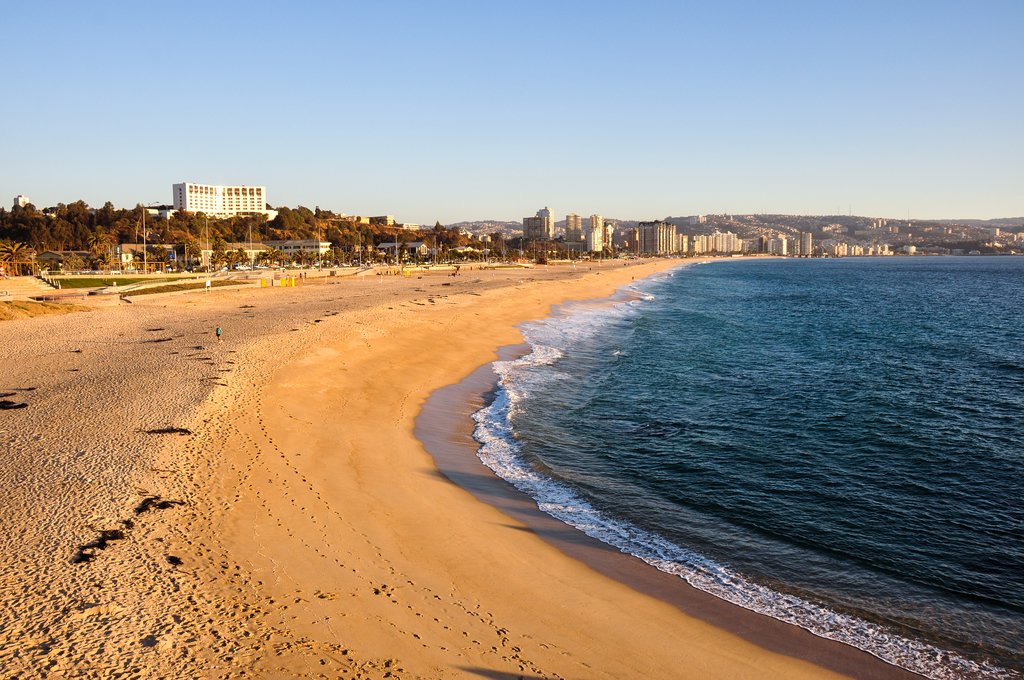 https://mdw-travel-data-us-east-1.s3.amazonaws.com/img/country/Chile/Vina-del-Mar-Beach/img_02.jpg