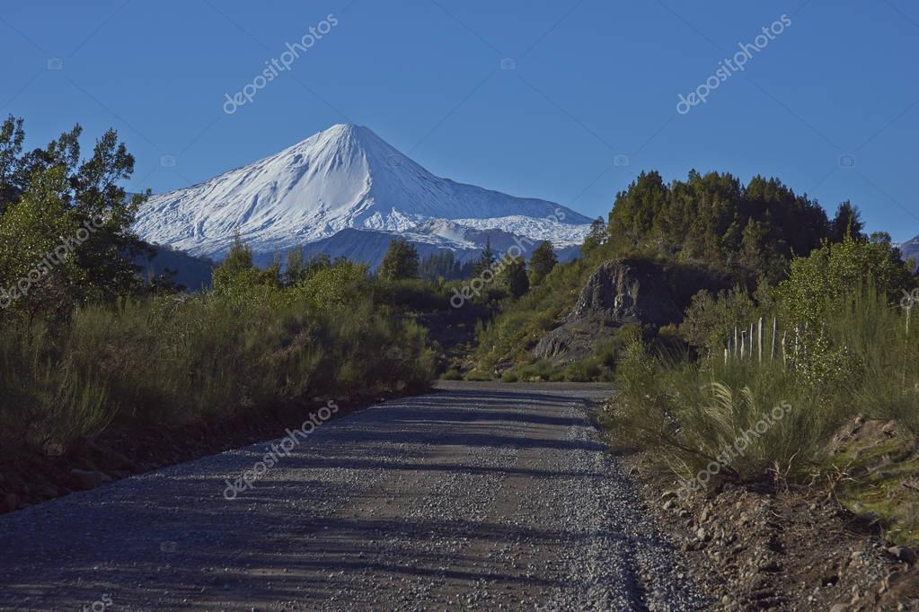 https://mdw-travel-data-us-east-1.s3.amazonaws.com/img/country/Chile/Volcan-Antuco/img_02.jpg
