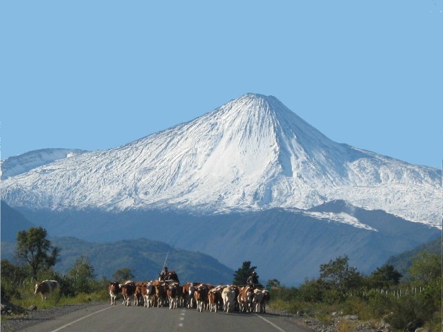 https://mdw-travel-data-us-east-1.s3.amazonaws.com/img/country/Chile/Volcan-Antuco/img_03.jpg