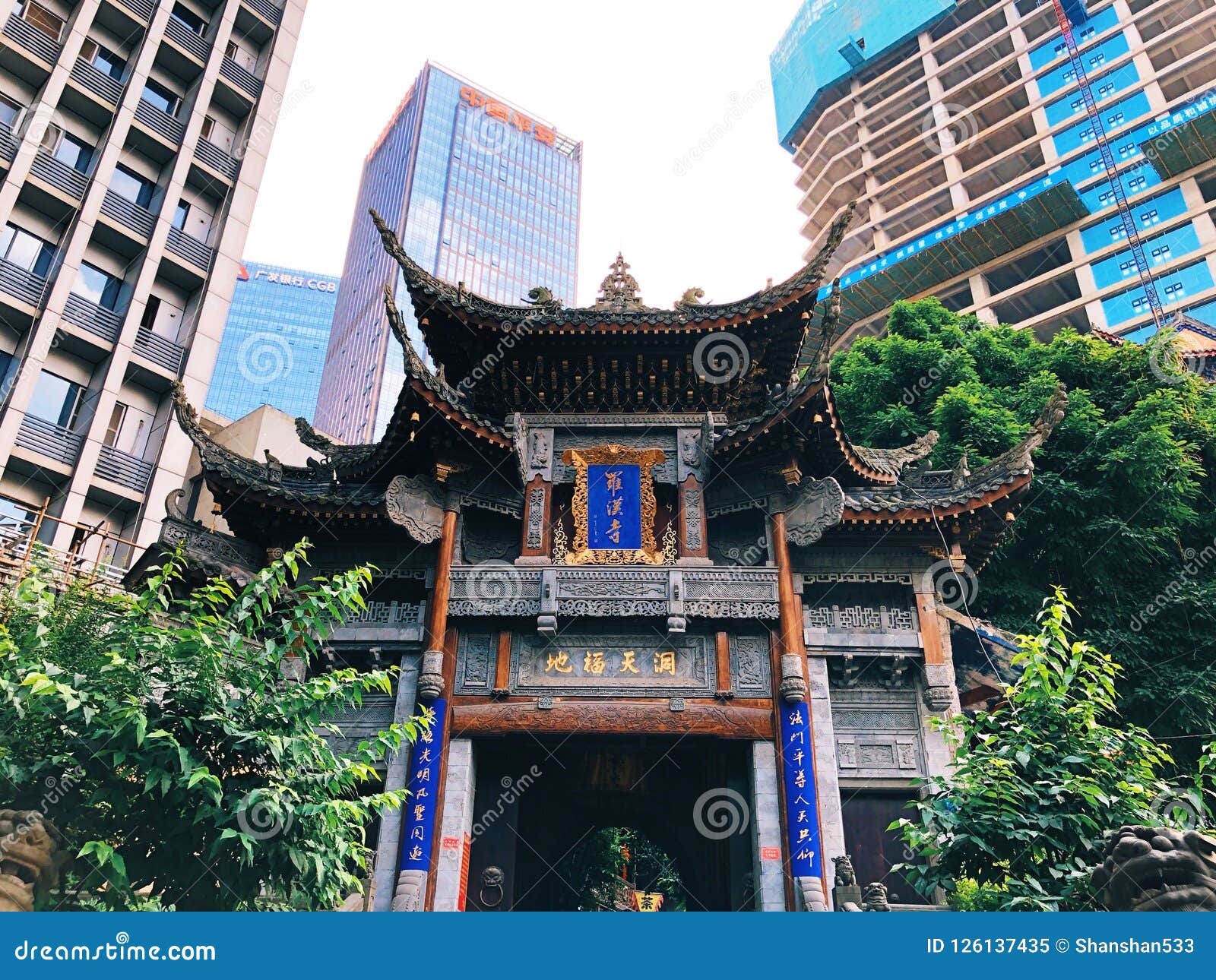 https://mdw-travel-data-us-east-1.s3.amazonaws.com/img/country/China/Arhat-Temple/img_02.jpg
