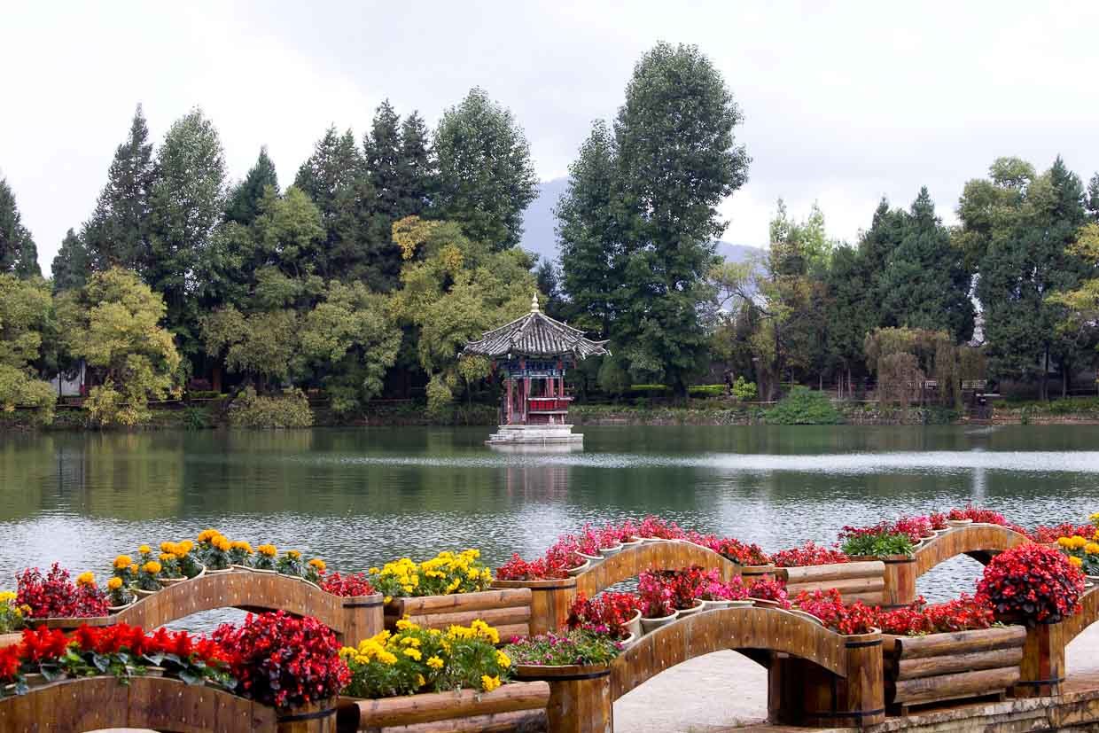 https://mdw-travel-data-us-east-1.s3.amazonaws.com/img/country/China/Black-Dragon-Pool/img_01.jpg