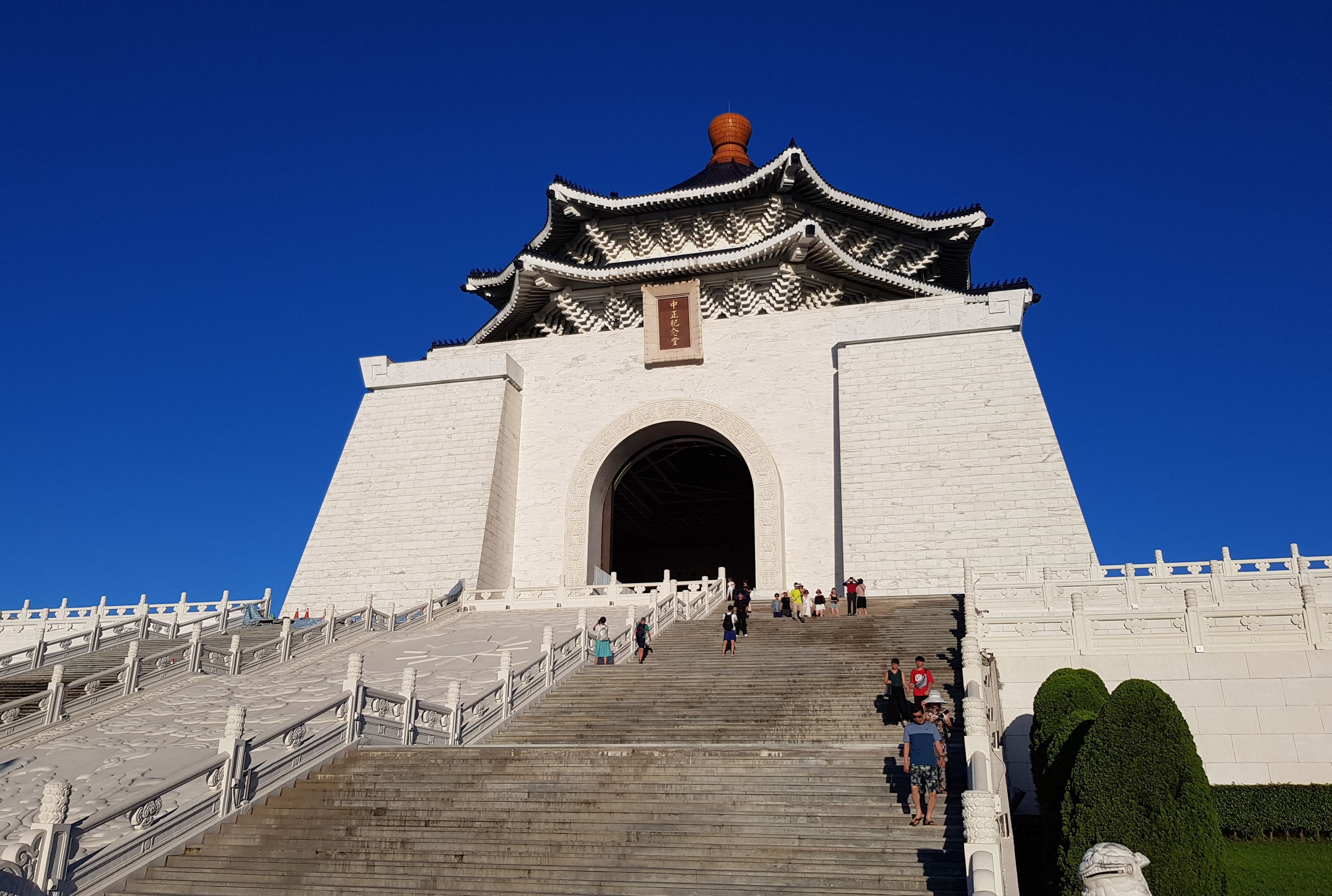 https://mdw-travel-data-us-east-1.s3.amazonaws.com/img/country/China/Chiang-Kai-shek-Memorial-Hall/img_02.jpg