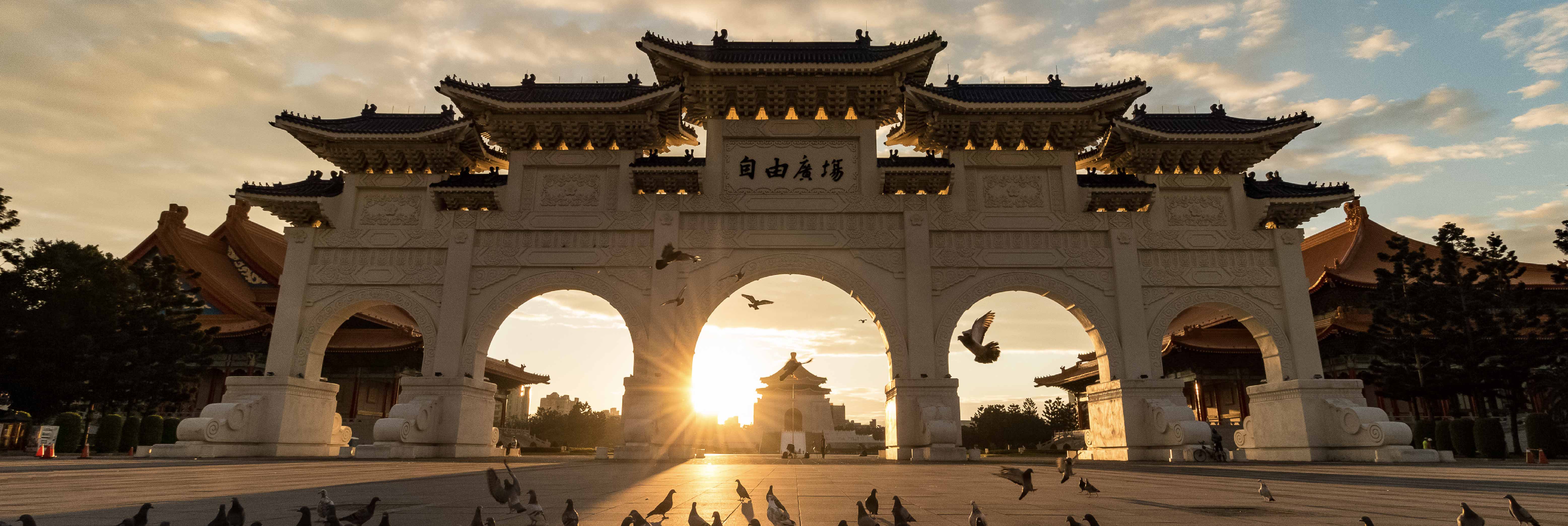 https://mdw-travel-data-us-east-1.s3.amazonaws.com/img/country/China/Chiang-Kai-shek-Memorial-Hall/img_05.jpg