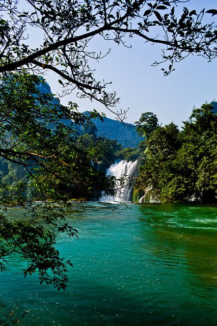 https://mdw-travel-data-us-east-1.s3.amazonaws.com/img/country/China/Detian-Waterfall/img_02.jpg