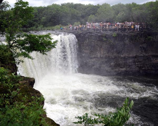 https://mdw-travel-data-us-east-1.s3.amazonaws.com/img/country/China/Diaoshuilou-Waterfall/img_03.jpg