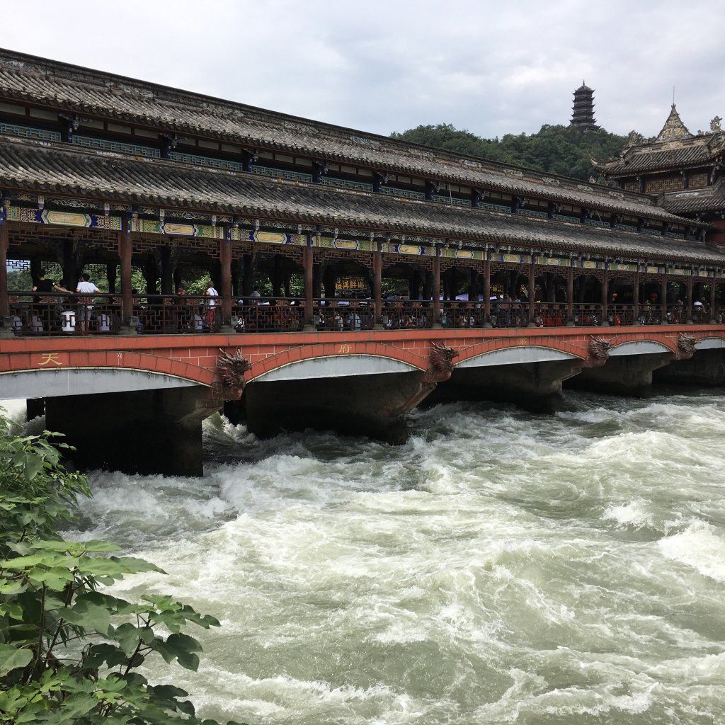 https://mdw-travel-data-us-east-1.s3.amazonaws.com/img/country/China/Dujiangyan-Irrigation-System/img_03.jpg