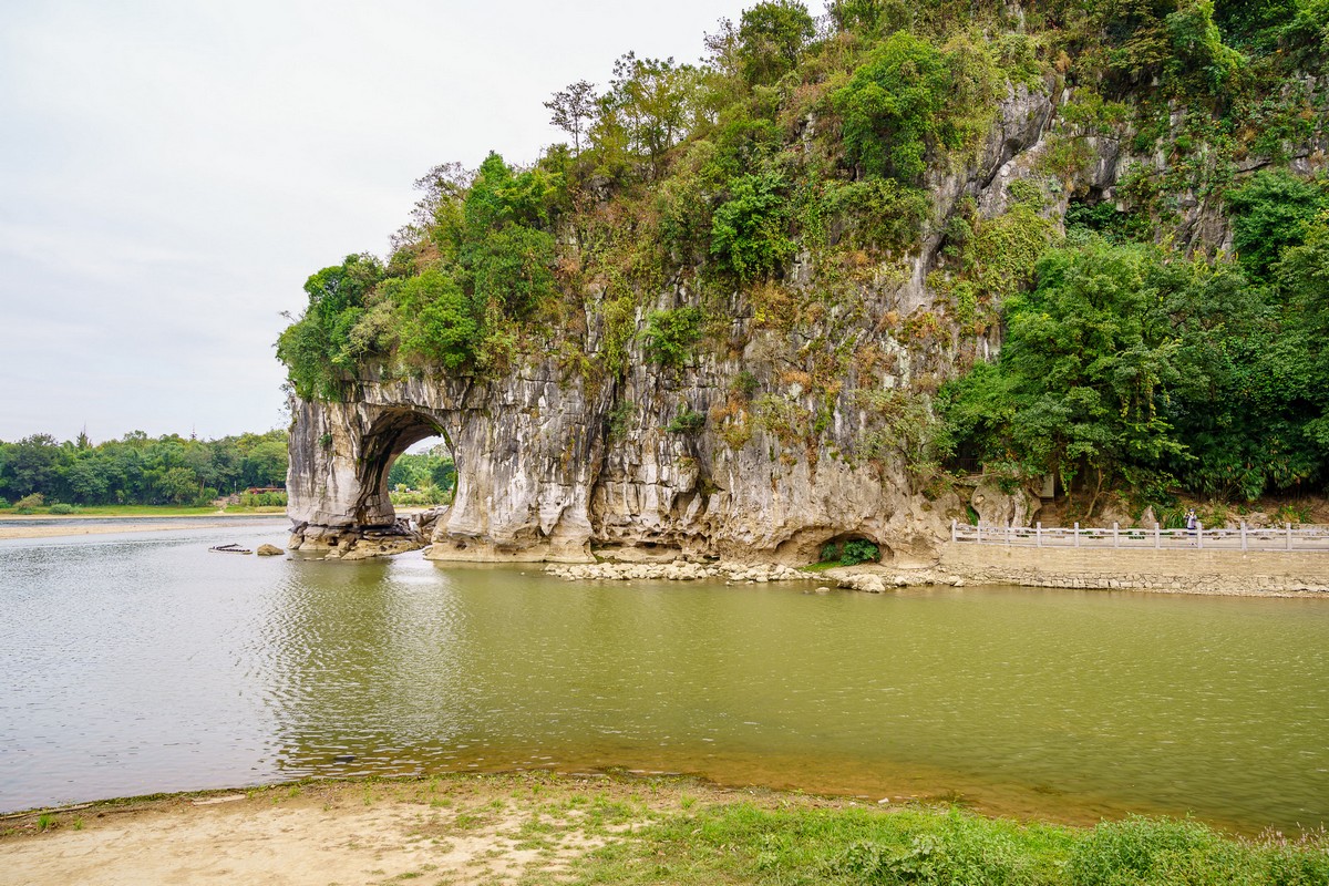 https://mdw-travel-data-us-east-1.s3.amazonaws.com/img/country/China/Elephant-Trunk-Hill/img_01.jpg