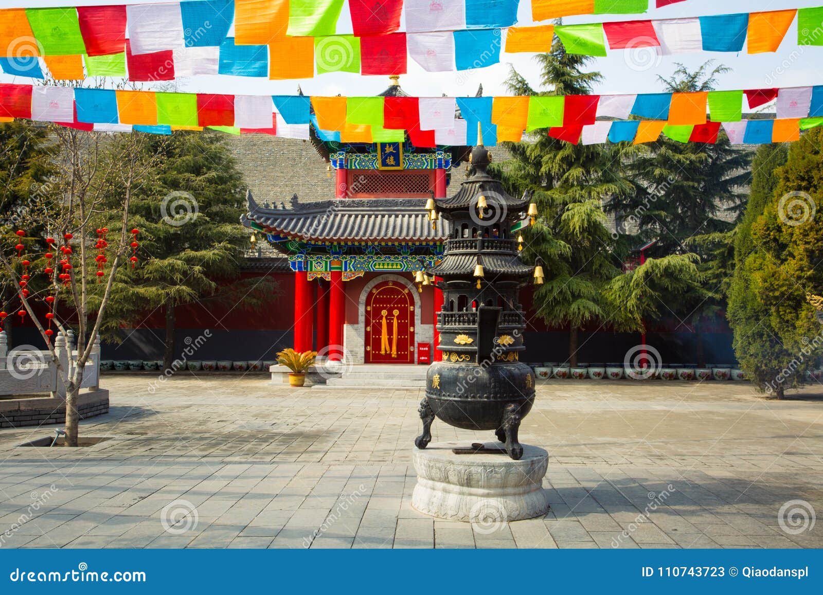 https://mdw-travel-data-us-east-1.s3.amazonaws.com/img/country/China/Guangren-Temple/img_03.jpg