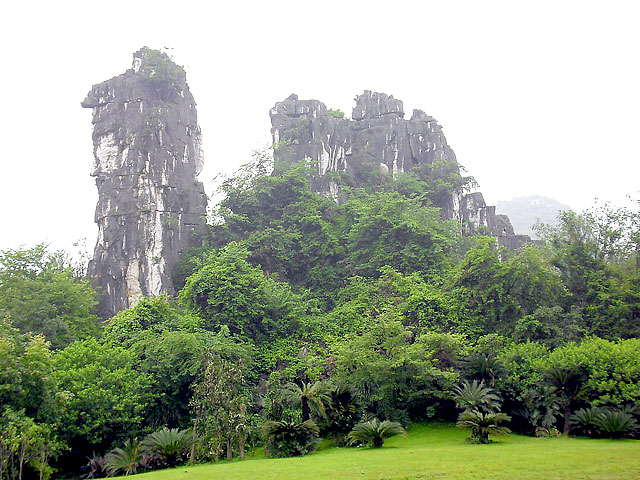 https://mdw-travel-data-us-east-1.s3.amazonaws.com/img/country/China/Guilin-Seven-Star-Park/img_02.jpg