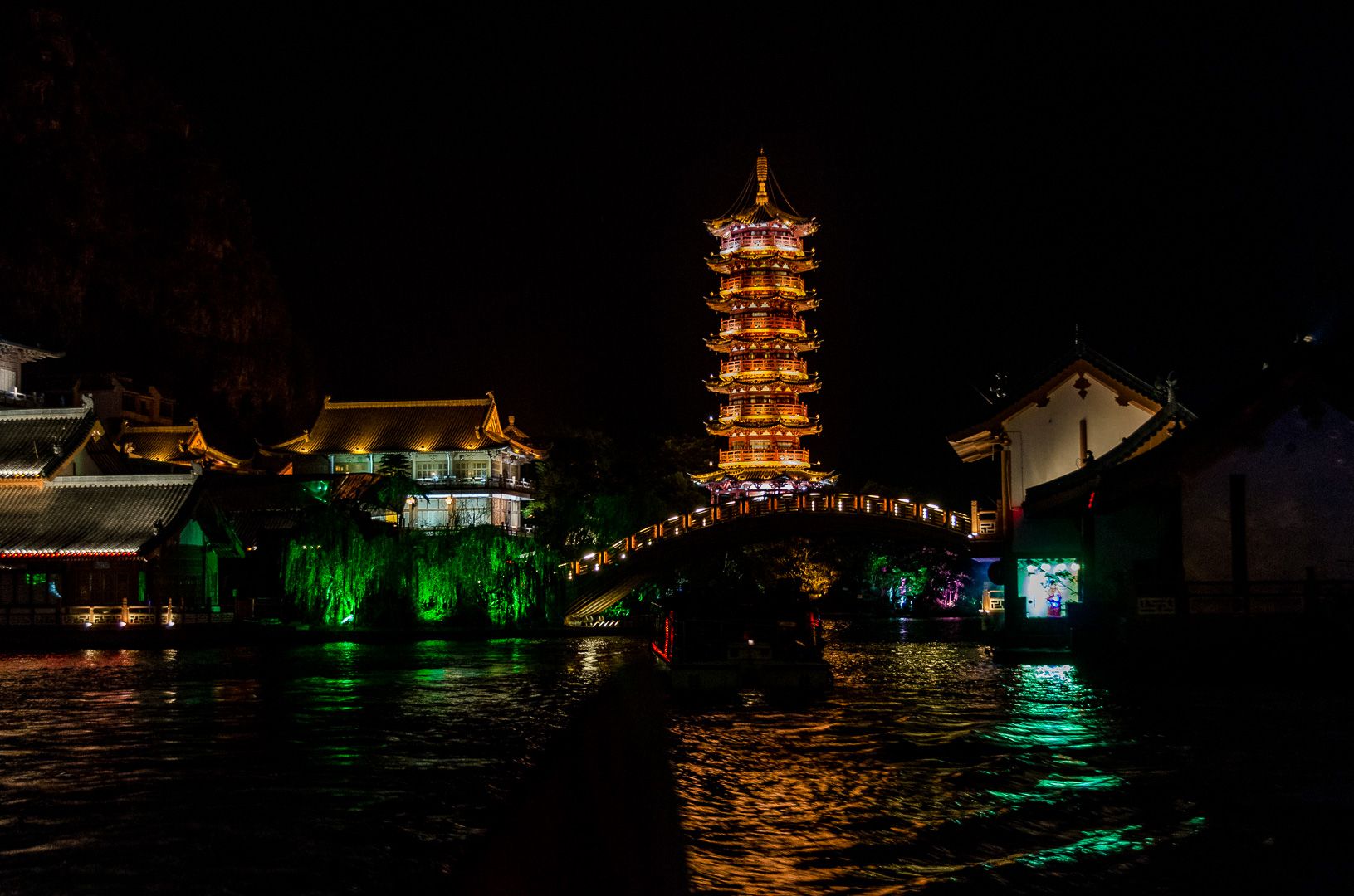 https://mdw-travel-data-us-east-1.s3.amazonaws.com/img/country/China/Guilin-Two-Rivers-and-Four-Lakes/img_02.jpg