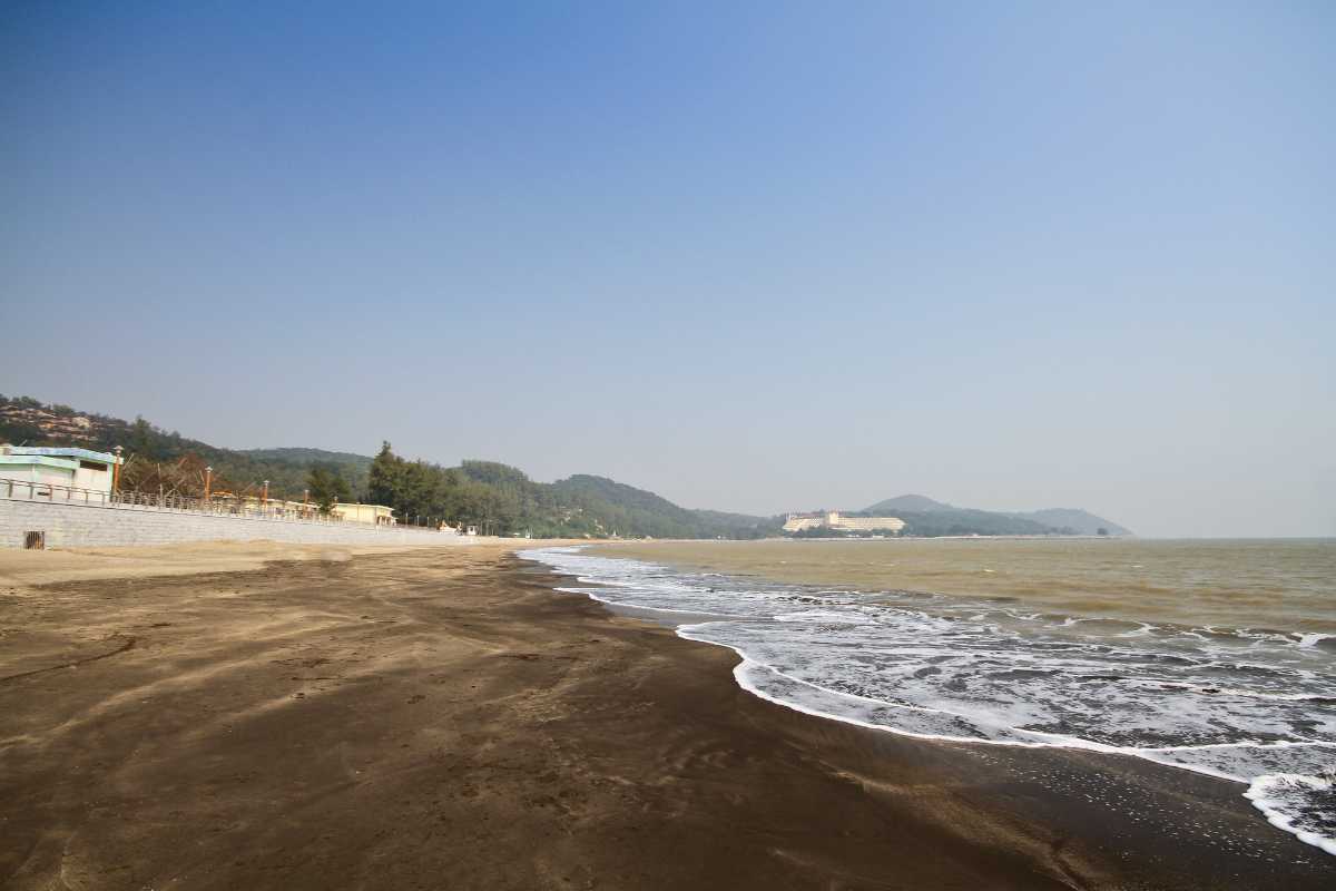 https://mdw-travel-data-us-east-1.s3.amazonaws.com/img/country/China/Hac-Sa-Beach/img_04.jpg