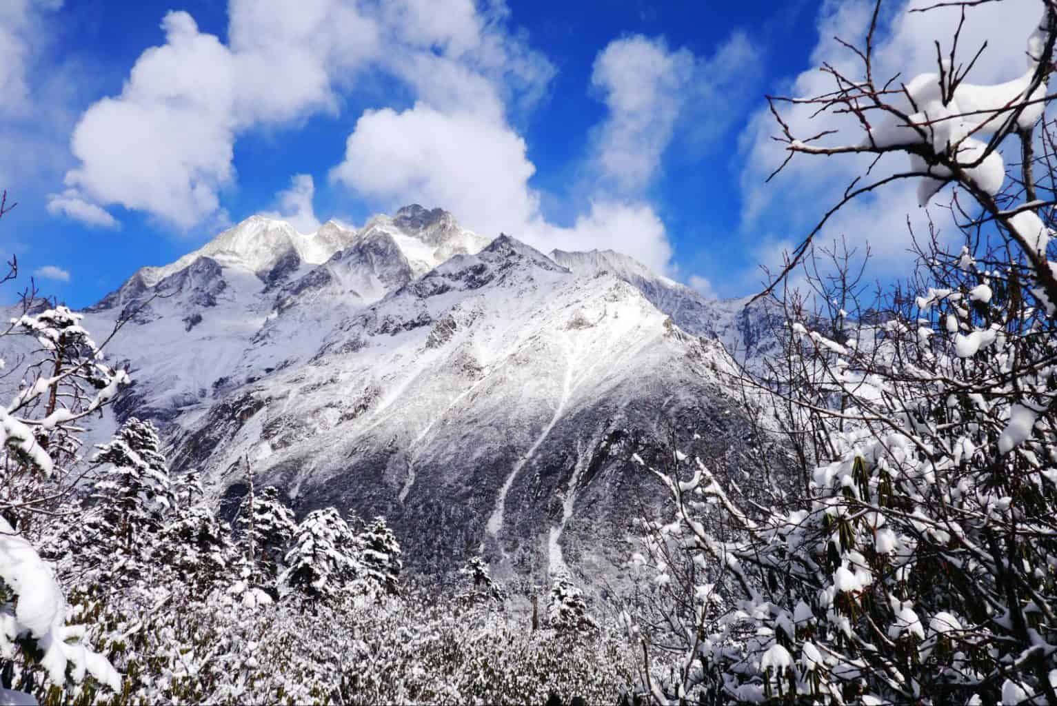 https://mdw-travel-data-us-east-1.s3.amazonaws.com/img/country/China/Hailuogou-Glacier-Forest-Park/img_01.jpg