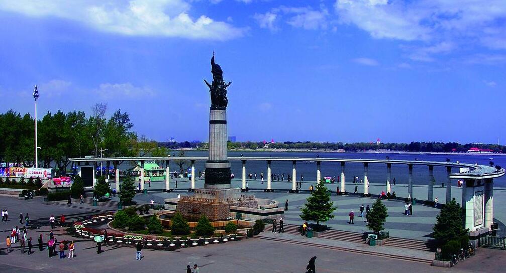 https://mdw-travel-data-us-east-1.s3.amazonaws.com/img/country/China/Harbin-Flood-Control-Memorial-Tower/img_01.jpg