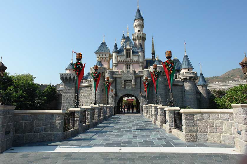 https://mdw-travel-data-us-east-1.s3.amazonaws.com/img/country/China/Hong-Kong-Disneyland/img_01.jpg