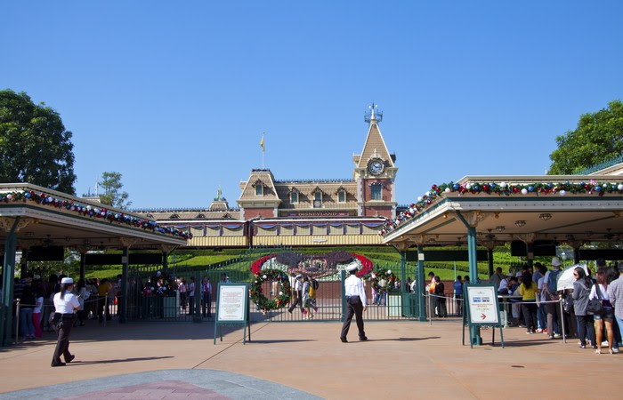 https://mdw-travel-data-us-east-1.s3.amazonaws.com/img/country/China/Hong-Kong-Disneyland/img_03.jpg