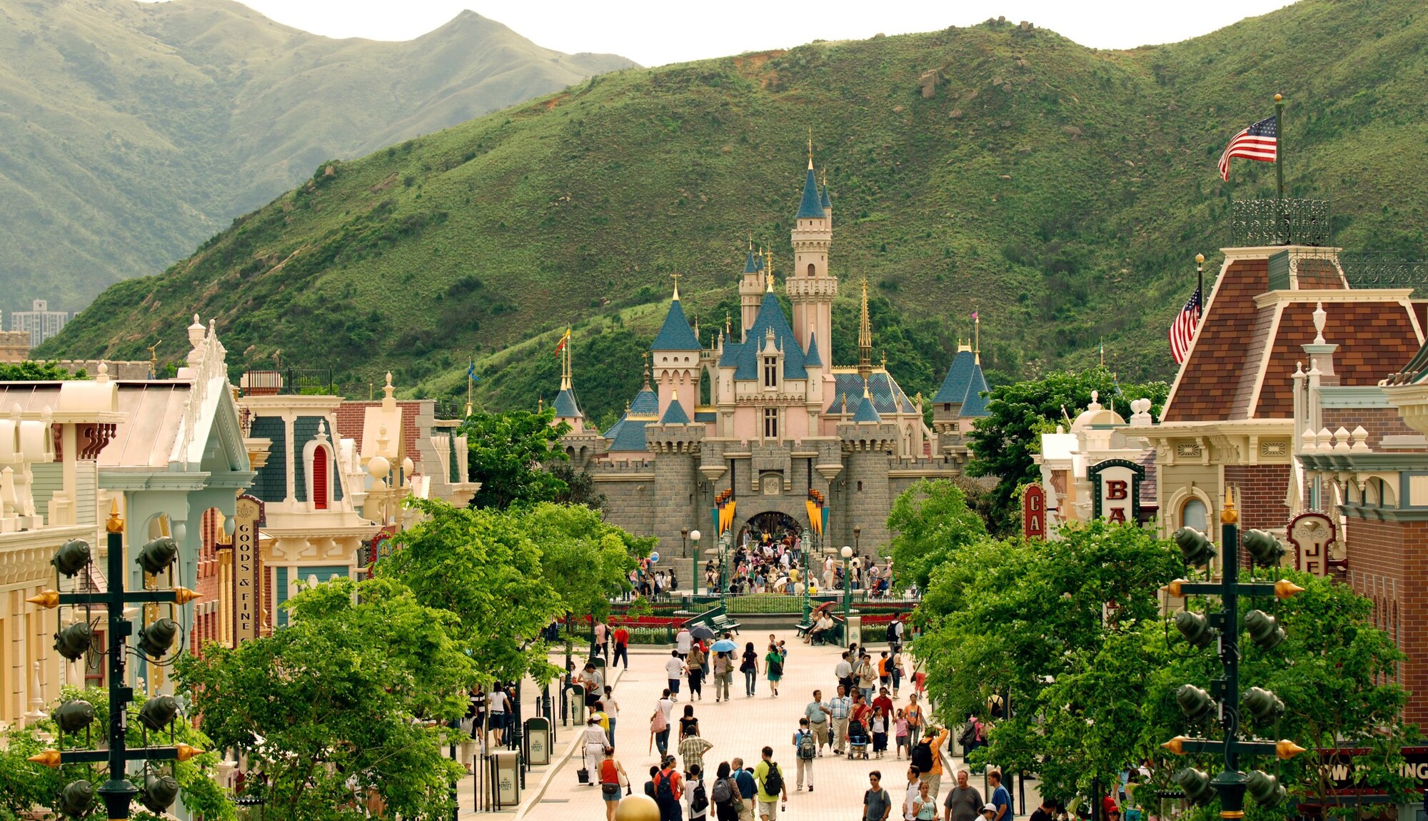 https://mdw-travel-data-us-east-1.s3.amazonaws.com/img/country/China/Hong-Kong-Disneyland/img_05.jpg