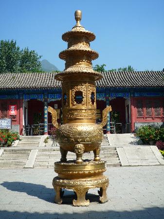 https://mdw-travel-data-us-east-1.s3.amazonaws.com/img/country/China/Hongluo-Temple/img_01.jpg