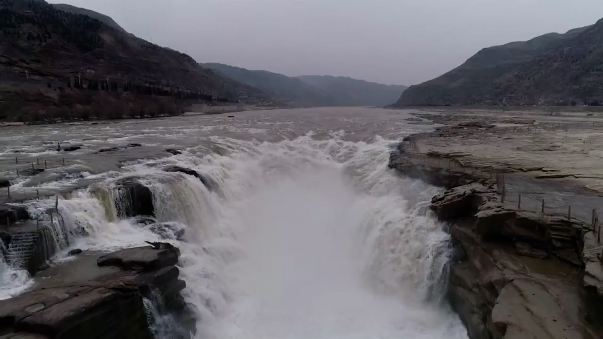 https://mdw-travel-data-us-east-1.s3.amazonaws.com/img/country/China/Hukou-Waterfall/img_01.jpg