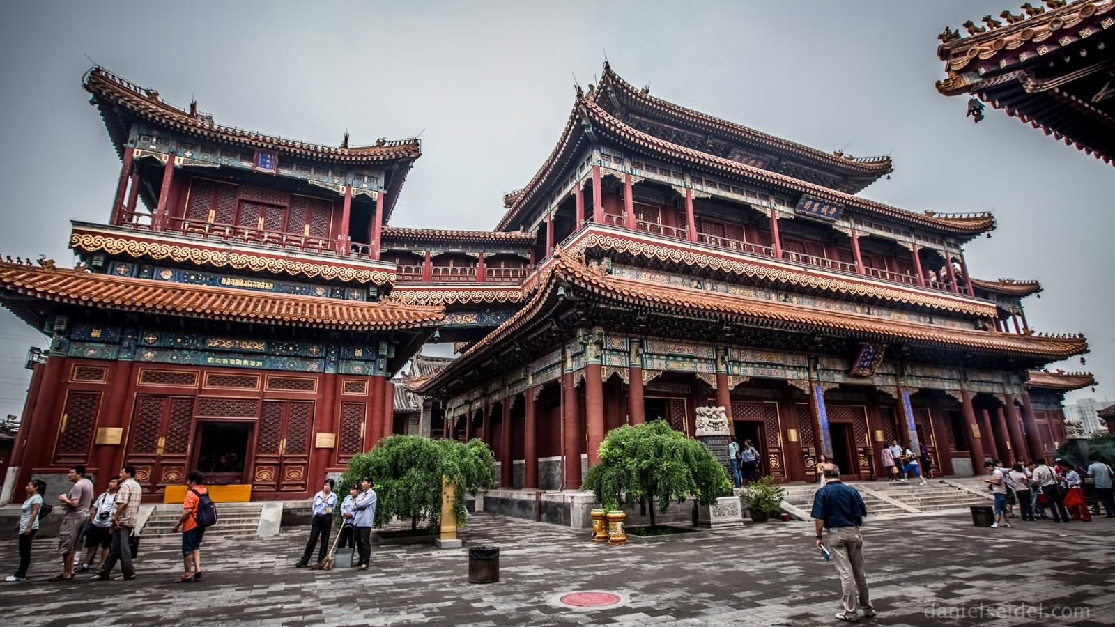 https://mdw-travel-data-us-east-1.s3.amazonaws.com/img/country/China/Jade-Buddha-Temple/img_03.jpg