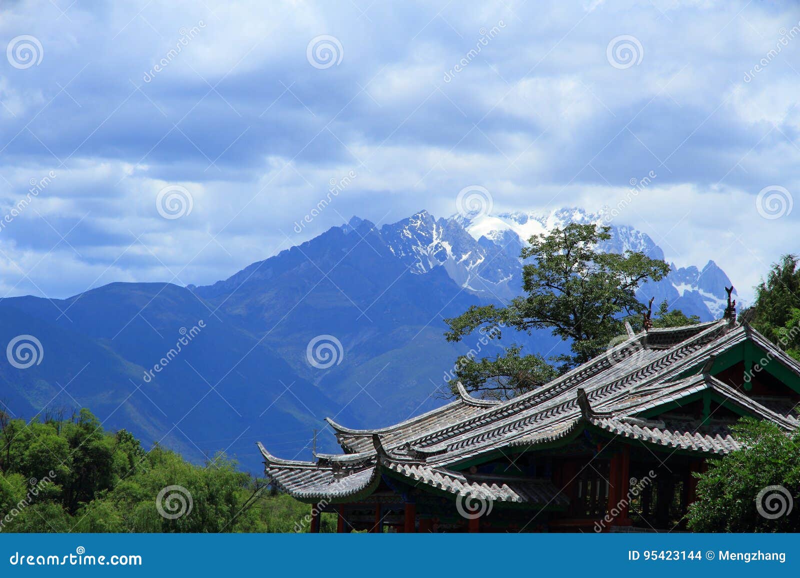 https://mdw-travel-data-us-east-1.s3.amazonaws.com/img/country/China/Jade-Dragon-Snow-Mountain/img_01.jpg