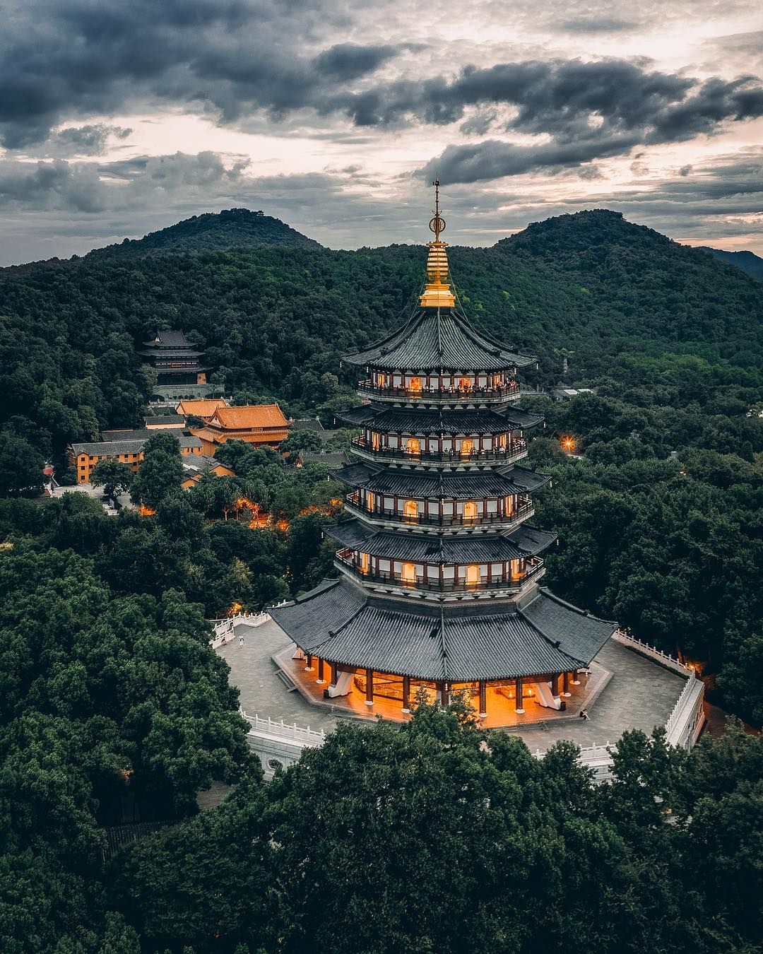 https://mdw-travel-data-us-east-1.s3.amazonaws.com/img/country/China/Leifeng-Pagoda/img_02.jpg