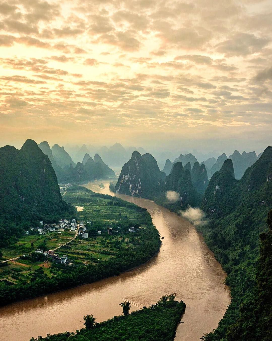https://mdw-travel-data-us-east-1.s3.amazonaws.com/img/country/China/Li-River/img_02.jpg