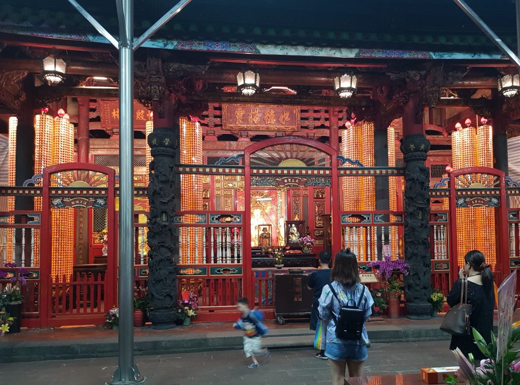 https://mdw-travel-data-us-east-1.s3.amazonaws.com/img/country/China/Longshan-Temple/img_01.jpg