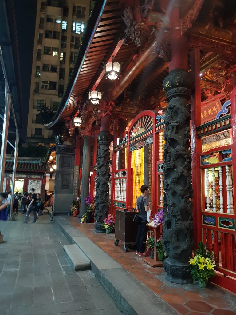 https://mdw-travel-data-us-east-1.s3.amazonaws.com/img/country/China/Longshan-Temple/img_02.jpg