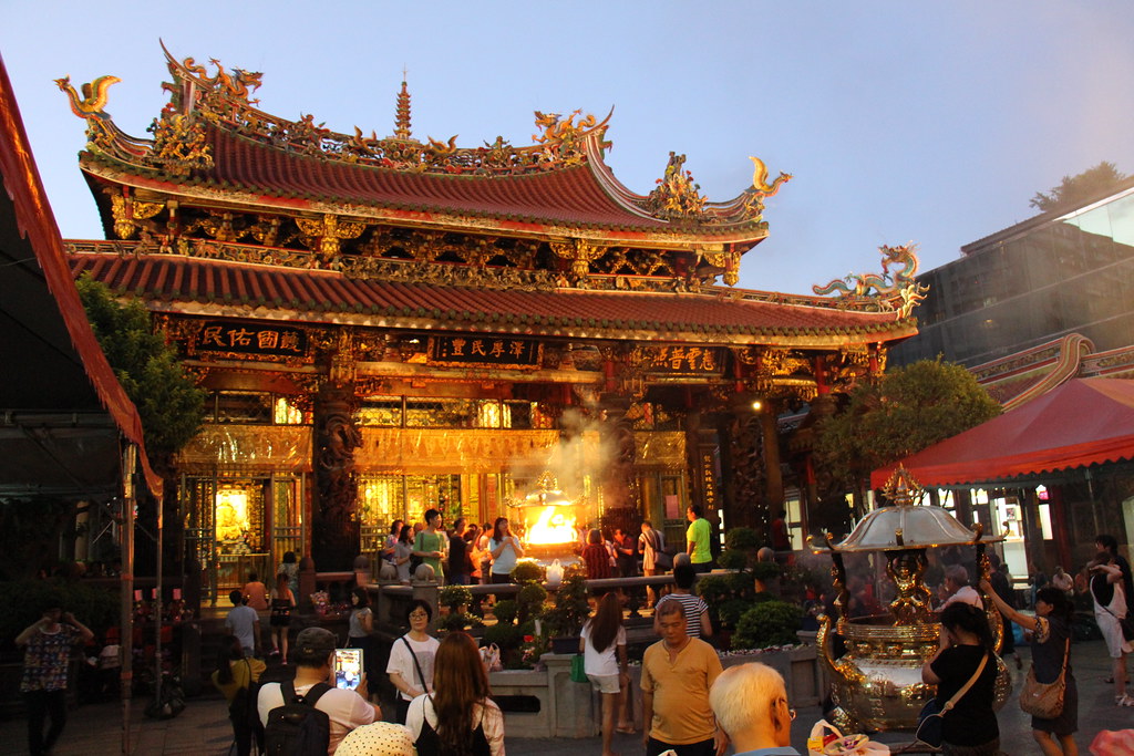 https://mdw-travel-data-us-east-1.s3.amazonaws.com/img/country/China/Longshan-Temple/img_03.jpg